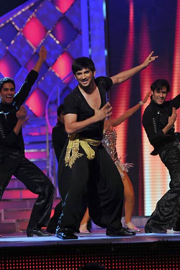 फेमिना मिस इंडिया-2011 । रैंप पर बिकनी मॉडल्‍स का जलवा