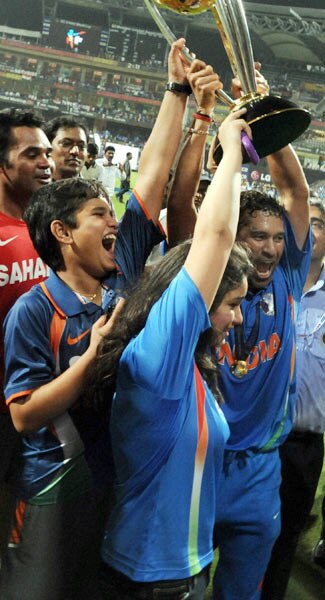 जब छलक पड़े खुशी के आंसू...। जीत का जश्‍न और सम्‍मान