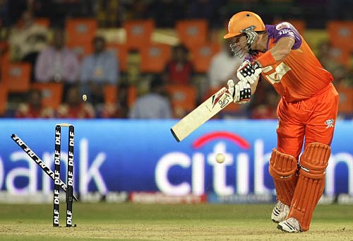 छह विकेट से जीता बैंगलोर...|   आईपीएल का रंगारंग आगाज