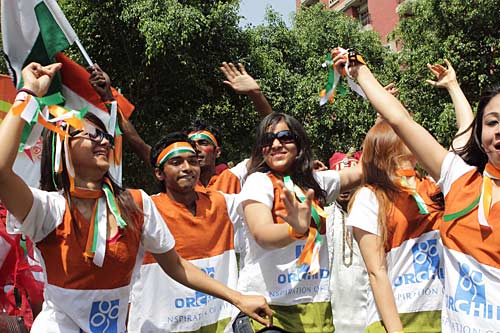 स्‍टेडियम के बाहर प्रशंसकों की दुनिया । देखें भारत-श्रीलंकाई जंग