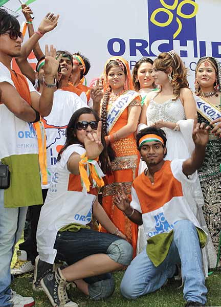 स्‍टेडियम के बाहर प्रशंसकों की दुनिया । देखें भारत-श्रीलंकाई जंग