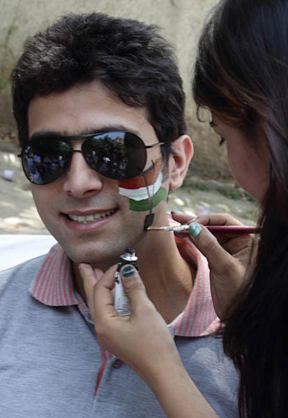 स्‍टेडियम के बाहर प्रशंसकों की दुनिया । देखें भारत-श्रीलंकाई जंग