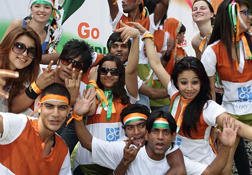 स्‍टेडियम के बाहर प्रशंसकों की दुनिया । देखें भारत-श्रीलंकाई जंग