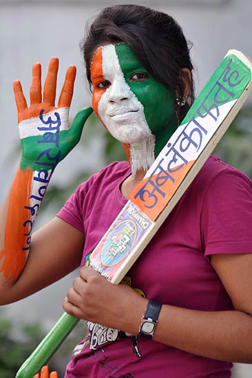 स्‍टेडियम के बाहर प्रशंसकों की दुनिया । देखें भारत-श्रीलंकाई जंग