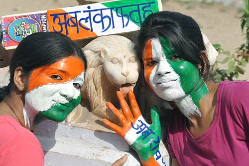 स्‍टेडियम के बाहर प्रशंसकों की दुनिया । देखें भारत-श्रीलंकाई जंग