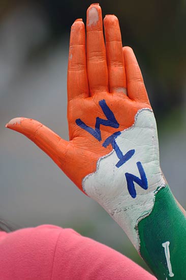 स्‍टेडियम के बाहर प्रशंसकों की दुनिया । देखें भारत-श्रीलंकाई जंग