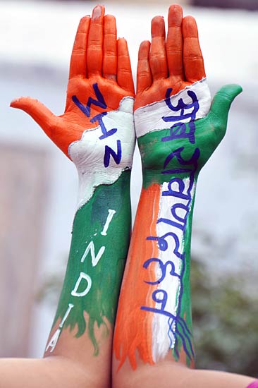 स्‍टेडियम के बाहर प्रशंसकों की दुनिया । देखें भारत-श्रीलंकाई जंग