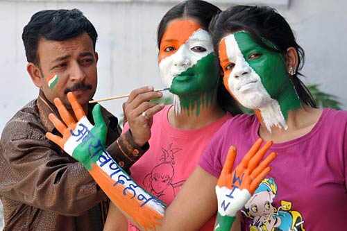 स्‍टेडियम के बाहर प्रशंसकों की दुनिया । देखें भारत-श्रीलंकाई जंग