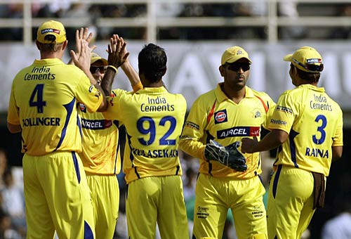 धोनी के धुरंधरों ने मैदान मारा