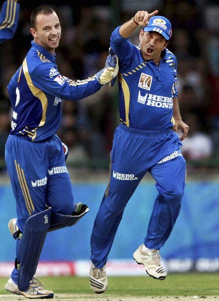 मुंबई ने किया दिल्‍ली को आठ विकेट से पस्‍त...