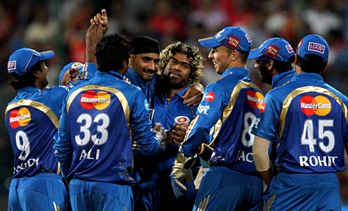 मुंबई ने बैंगलोर को 9 विकेट से हराया