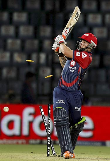 बैंगलोर ने दिल्‍ली को तीन विकेट से हराया