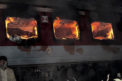 राजधानी एक्सप्रेस में लगी आग, कोई हताहत नहीं
