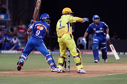 मुंबई की चेन्‍नई पर रोमांचक जीत