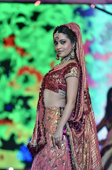 गीतांजलि अवार्ड समारोह में याना का जलवा । 'नो-पैंटी' गर्ल याना