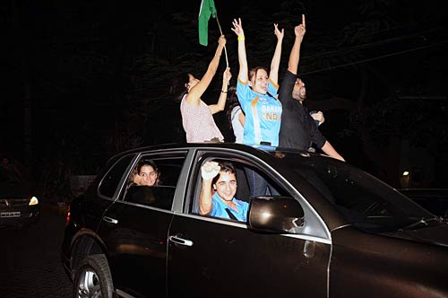 बॉलीवुड ने भी मनाया जीत का जश्‍न । जब भावुक हो उठे खिलाड़ी