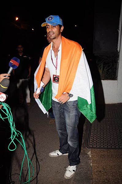 बॉलीवुड ने भी मनाया जीत का जश्‍न । जब भावुक हो उठे खिलाड़ी