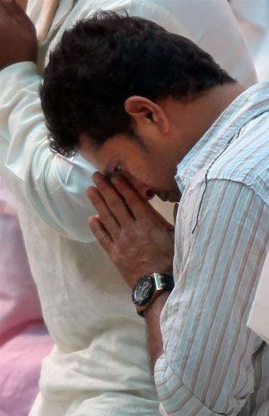 सत्‍य साईं के अंतिम दर्शन कर भावुक हुए सचिन