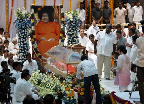 सत्‍य साईं के अंतिम दर्शन कर भावुक हुए सचिन