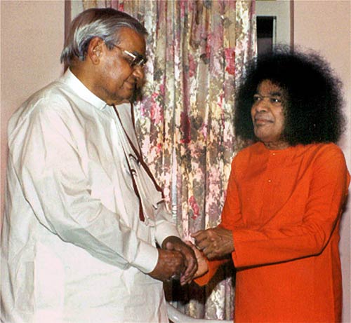 सत्‍य साईं बाबा का देहांत । फोटो: सत्‍य साई का जीवन