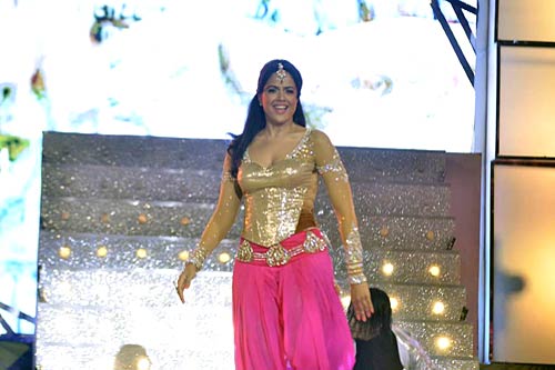 गीतांजलि अवार्ड समारोह में याना का जलवा । 'नो-पैंटी' गर्ल याना