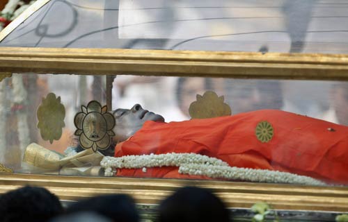 सत्‍य साईं के अंतिम दर्शन कर भावुक हुए सचिन