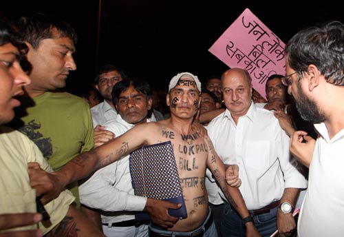 ऐसे मिली लोकतंत्र को ऊर्जा... । आंदोलन की आंधी