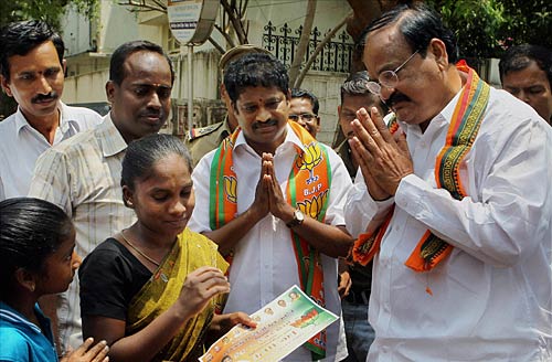 तमिलनाडु में गढ़ बचाने में जुटी डीएमके