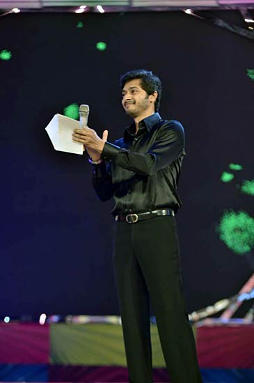 गीतांजलि अवार्ड समारोह में याना का जलवा । 'नो-पैंटी' गर्ल याना