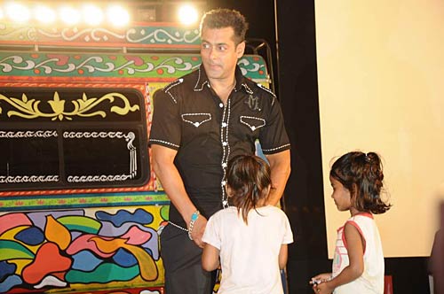 फिल्‍म 'रेडी' का म्‍यूजिक लॉन्‍च... | सलमान के मूड