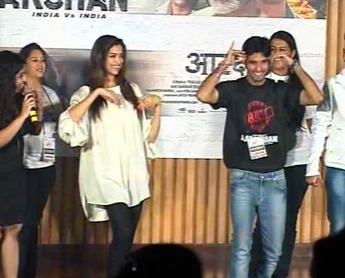 'आरक्षण' के प्रमोशन में उतरे बॉलीवुड स्‍टार | दीपिका के जलवे