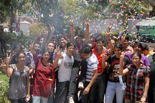 आईआईटी का रिजल्‍ट देखकर झूमे सफल प्रतियोगी
