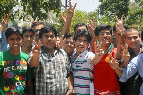 आईआईटी का रिजल्‍ट देखकर झूमे सफल प्रतियोगी