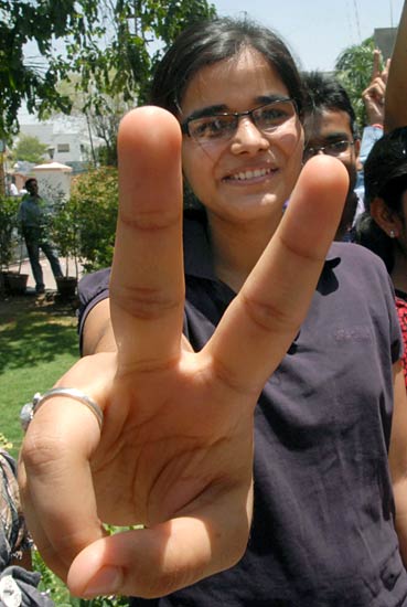 आईआईटी का रिजल्‍ट देखकर झूमे सफल प्रतियोगी