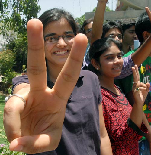 आईआईटी का रिजल्‍ट देखकर झूमे सफल प्रतियोगी