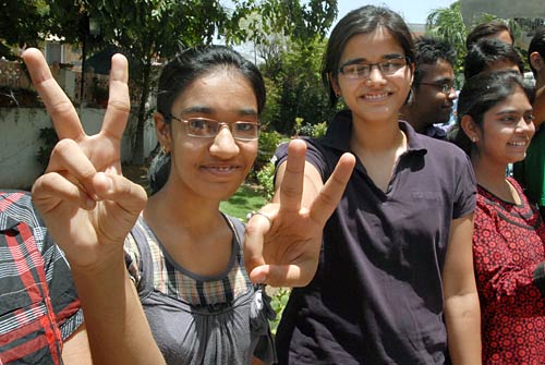 आईआईटी का रिजल्‍ट देखकर झूमे सफल प्रतियोगी