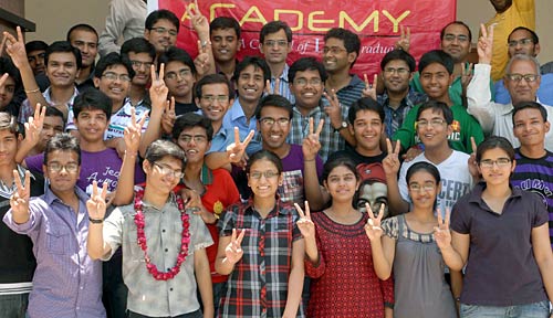 आईआईटी का रिजल्‍ट देखकर झूमे सफल प्रतियोगी