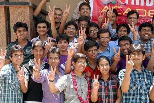 आईआईटी का रिजल्‍ट देखकर झूमे सफल प्रतियोगी