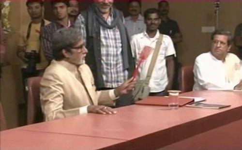 एक बार फिर मक्‍खीमार बने अमिताभ...