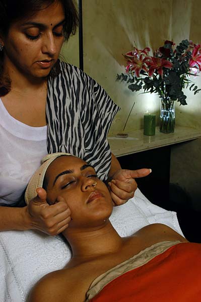 लड़कियों को संवरने में क्‍यों लगता है समय? |   चुंबन प्‍यार वाला