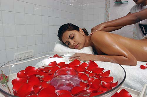 लड़कियों को संवरने में क्‍यों लगता है समय? |   चुंबन प्‍यार वाला