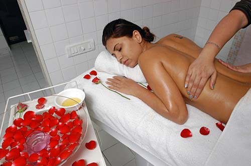 लड़कियों को संवरने में क्‍यों लगता है समय? |   चुंबन प्‍यार वाला