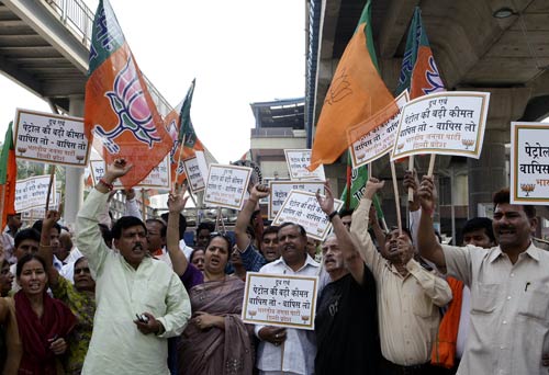 पेट्रोल के दामों को लेकर बीजेपी का सड़कों पर हंगामा...