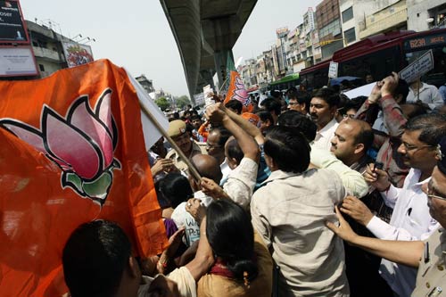 पेट्रोल के दामों को लेकर बीजेपी का सड़कों पर हंगामा...