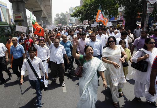 पेट्रोल के दामों को लेकर बीजेपी का सड़कों पर हंगामा...