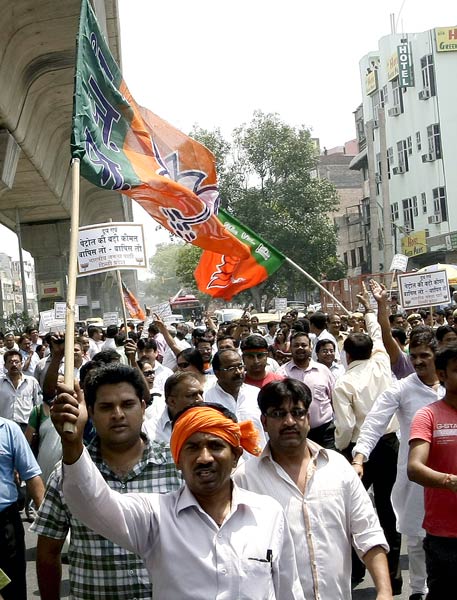 पेट्रोल के दामों को लेकर बीजेपी का सड़कों पर हंगामा...