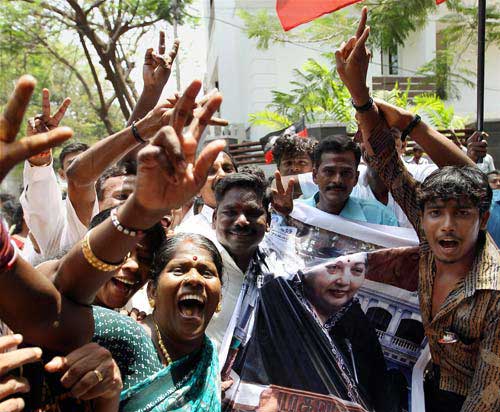 गुलाल व आतिशबाजी संग मना जश्न  | जीत का ताज