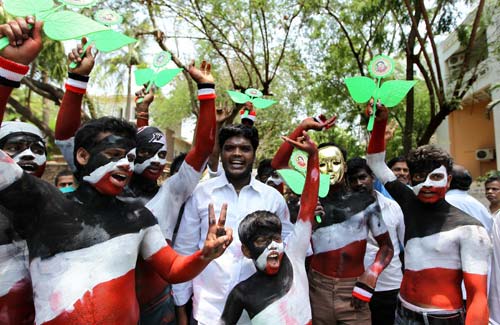 गुलाल व आतिशबाजी संग मना जश्न  | जीत का ताज