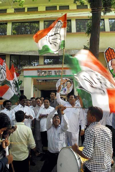 गुलाल व आतिशबाजी संग मना जश्न  | जीत का ताज