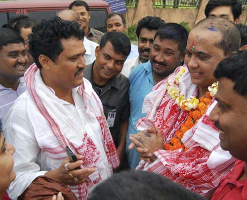 गुलाल व आतिशबाजी संग मना जश्न  | जीत का ताज